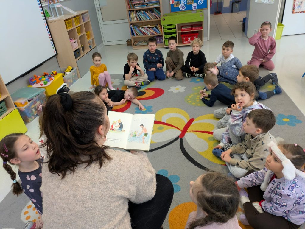 Rodzice czytają Mróweczkom