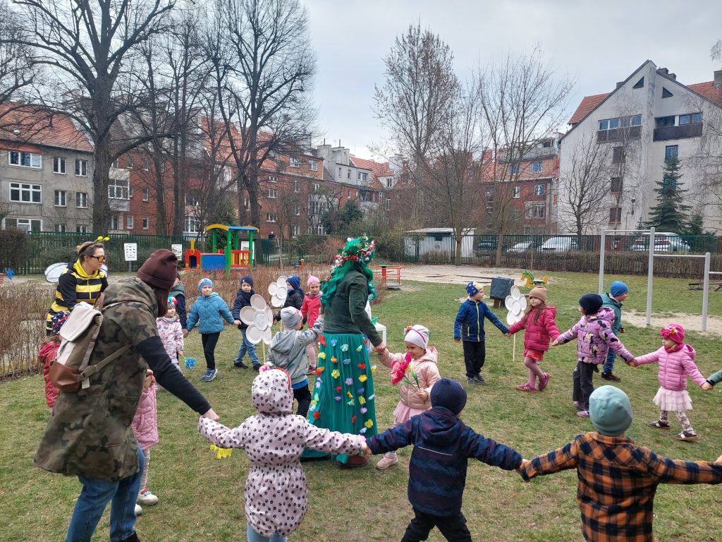 Dzieci i owady witają Panią Wiosnę.