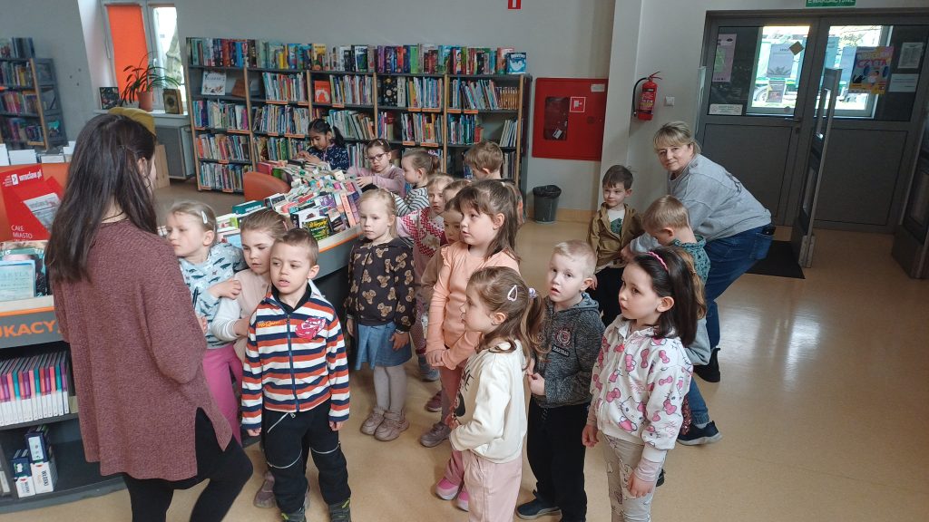 Stokrotki w bibliotece.