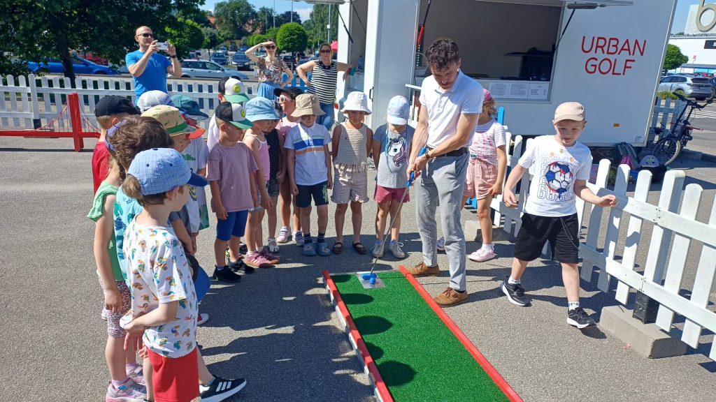 Mrówki na polu mini golfa.